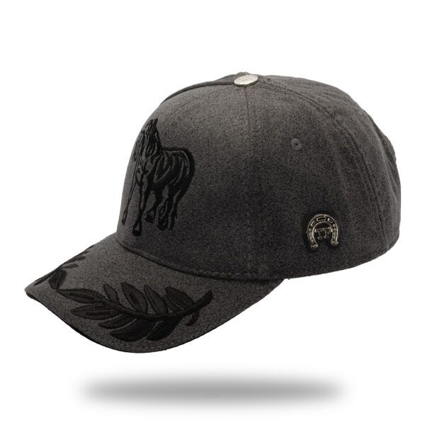 Gorra en Micro Fibra Gris Oscuro Bordado Negro