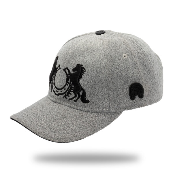 Gorra en Tela Gris Bordado Frontal Caballos Negro